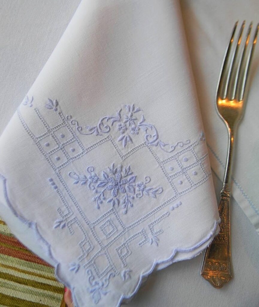 Foto de pano de prato bordado personaliado e decorado com bainha aberta e pontos de bordado português da Ilha da Madeira.